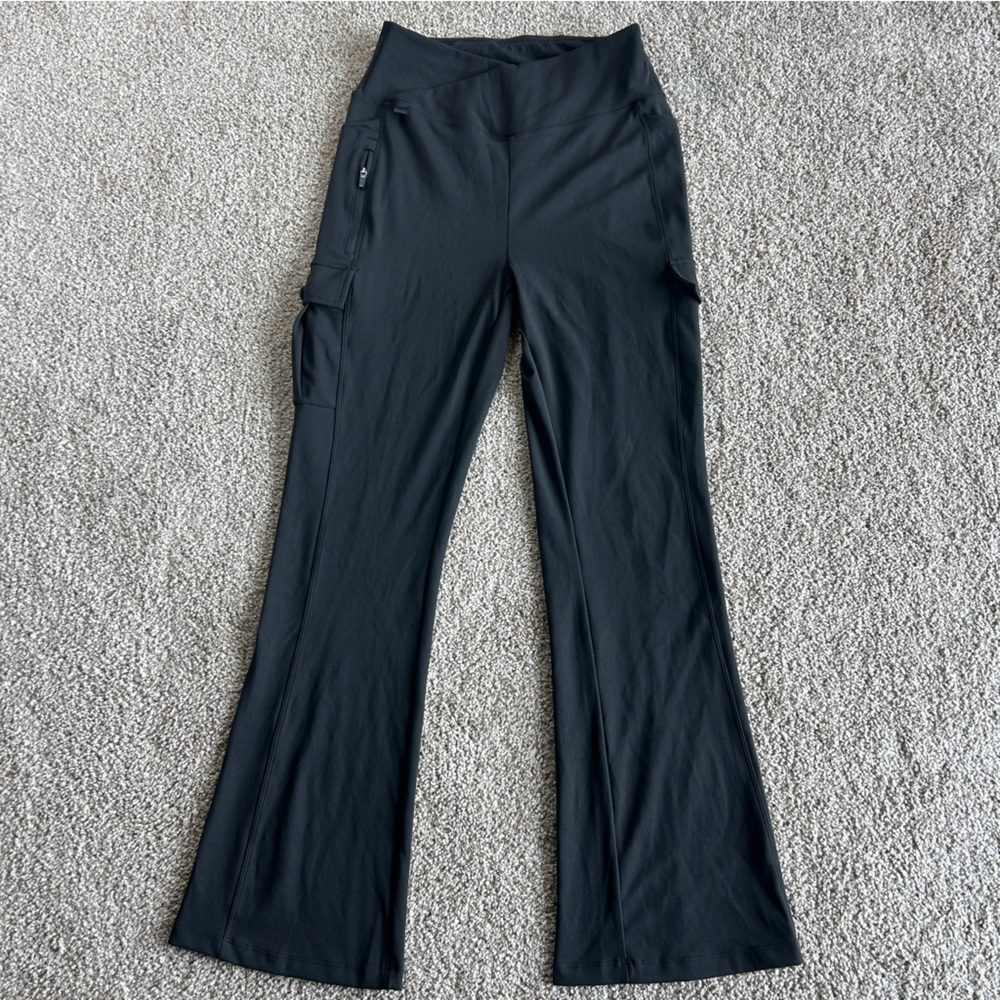 Casei Women’s Black Cargo Flare Pants Size Medium Stretch High Waist Utility Pan